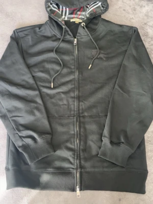 Svart zip Burberry hoodie - Snygg svart zip burberry hoodie i storlek S passar även i storlek M 