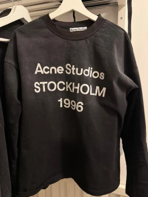 Acne studios Long Sleeve  - Säljer denna snygga acne studios long sleeve i storlek S, Riktigt snygg och bekväm. Passar till allt! Skickar inom 24h. 