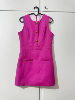 Klänning  - En rosa klänning i stl S som är använd endast en gång säljs för 300 kr.