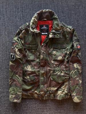 Superdry field jacket ~ sällsynt  - Säljer nu denna sjukt snygga Superdry Field Jacket | st S ~ 170–180cm | camo olivgrön färg som verkligen sticker ut! Modellen produceras inte längre och är därav väldigt sällsynt. Kan även gå ner lite i pris vid snabb affär🍁🫶