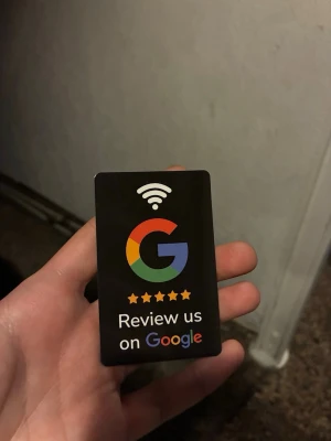 Svart NFC-kort för Google-recensioner - Ett svart rektangulärt kort i plast med ett NFC-chip inne i kortet. Perfekt att lägga framför kassan i en/din affär. Kunden vidarebefodras till den länk som du själv lägger in. Där kan de sedan välja att publicera en recension.
