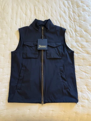 Herno x Loro piana väst  - Säljer nu min otroligt snygga Herno x Loro piana väst som är helt omöjlig att få tag på slutsåld överallt, storlek 48/M, endast använt den 1 gång dvs nyskick, tags finns kvar och medföljer vid köp, vid funderingar är det bara att höra av sig.