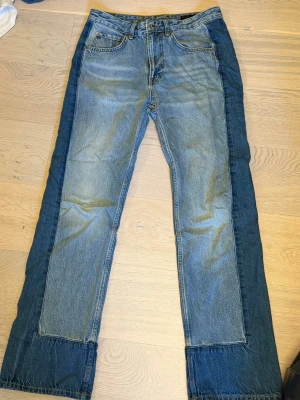 Straight jeans  - Säljer ett par jätte snygga low waist straight jeans från Zara! Väldigt bra skick! 