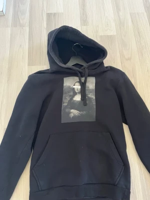 Svart hoodie 