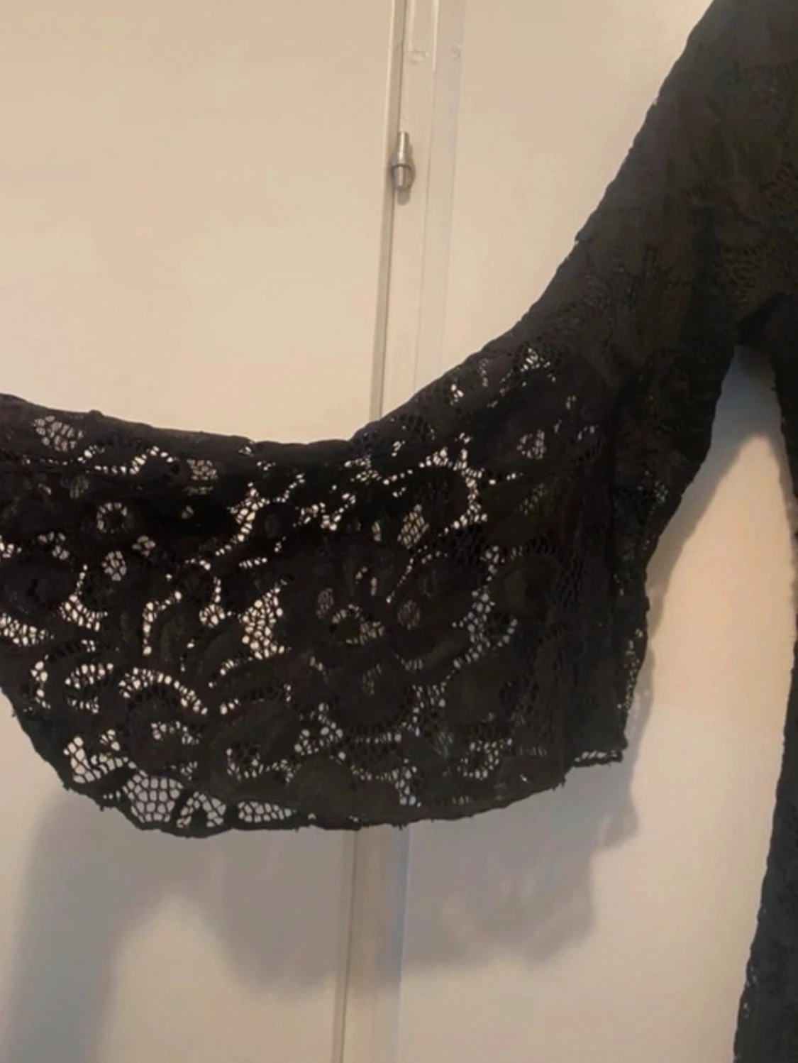 Svart offshoulder spetsklänning - 3