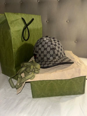 Äkta gucci keps  - Säljer denna sällsynta äkta Gucci keps då den it kommer till användning längre och som ni kan se har den en liten prick på den kan gå bort med rätt tvättmedel och de är därför priset på kepsen är lågt, hör gärna av er vid mer frågor.
