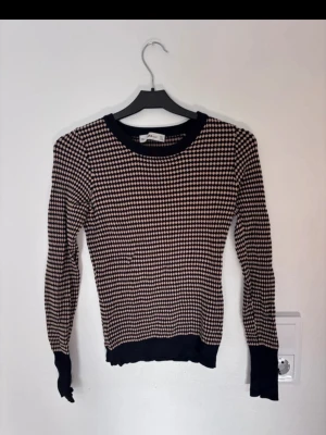 Söt topp/tröja från Zara - Söt tröja från Zara, skönt material och inga defekter😇 storlek S😇