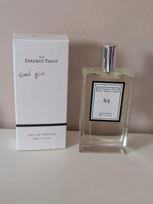 The Essence Vault 81 Eau de Parfum - Parfym från The Essence Vault nummer 81. Flaskan rymmer 100 ml och jag har endast testsprutat. Doften passar inte mig därför säljer jag den. Parfymen är inspirerad av Carolina Herrera - Good girl. 