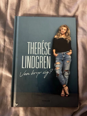 Vem bryr sig? av Therése Lindgren - En inspirerande bok av Therése Lindgren med blått hårdband och omslagsbild på författaren. Boken handlar om livet, djuren och maten, och hur Therése blev medveten om djurens situation och valde en vegansk livsstil. Perfekt för dig som gillar personliga berättelser. Omslaget är skadat men innehållet är som nytt
