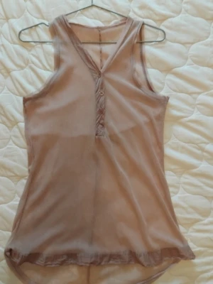 Dustypink transparent långt linne  - As snyggt lite längre linne med fina detaljer lapparna är bortklippta men passar en small perfekt eller xs om man vill ha lite utrymme hehe