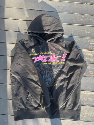 Sp5der hoodie  - Säljer en svart sp5der hoodie. 8/10 skick. Pris kan diskuteras kom pv för frågor !