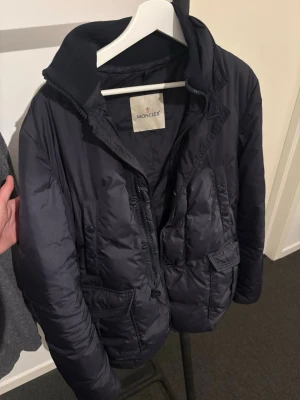 Moncler Jacka - Tvär fet jacka från Moncler som är perfekt för hösten/ vintern!😍 Storlek 2 ~ S/M, Väldigt fint skick, enda defekten är en knapp som är borta, skicka ett dm för bild!🙌