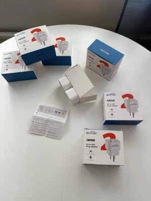 EU till USA reseadapter 2-pack - Säljer ett 2-pack vita reseadaptrar från BIGFISH som gör att du kan använda europeiska kontakter i amerikanska uttag. Adaptrarna är kompakta och har en enkel, modern design i plast. Perfekt för resor till USA när du vill ladda dina prylar.för alla 300:-
