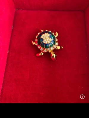 🐢 Kenneth Jay Lane – exklusiv sköldpaddsbroche - 🐢 Kenneth Jay Lane – exklusiv sköldpaddsbroche  Elegant och dekorativ sköldpaddsbroche från Kenneth Jay Lane (KJL) i guldfärgad metall med vackra detaljer i grönt och mörkblått emaljarbete, samt gnistrande strassstenar.  ✨ Detaljer:  * Kenneth Jay Lane / KJL * Sköldpaddsdesign * Guldfärgad finish * Grön och blå emalj * Dekorerad med glittrande stenar * Broschnål på baksidan * Vintageinspirerad och mycket dekorativ * Fint skick