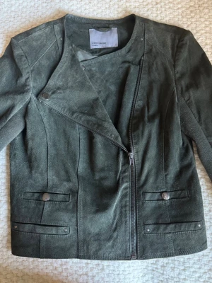 Mörkgrön läderjacka från Vero Moda - Jackan är i bra skick men lite nopprig (se på bilderna). Perfekt höst jacka, men sitter ganska tight ifall man vill ha lager av kläder.