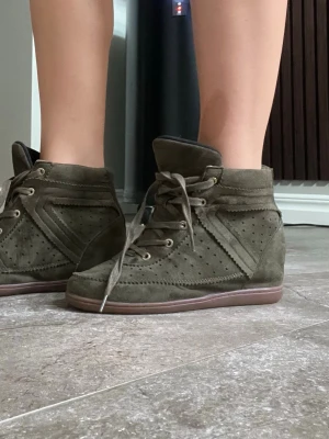 Skor med klack - Super fina skor med klack, köpte secondhand men märket är ichi. Liknar isabel marant