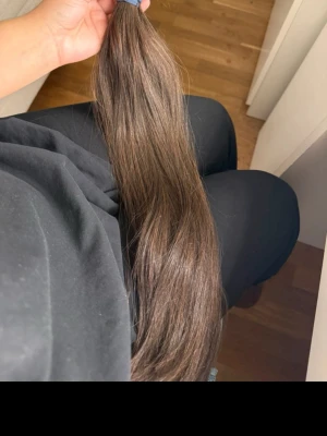 Tejp Extensions  - Äkta tejplöshår från Indriabala.  Nypris 4 193 kr. Endast använt i cirka 1 månad och fortfarande väldigt fint skick. Håret är mjukt, glansigt och friskt. Är runt 50–55 cm.  Vet inte exakt hur många gram det är men skulle gissa runt 200g.  Detta är outlet-hår vilket betyder att topparna är tunnare än double drawn, annars väldigt fint hår. Behöver tvättas och ny tejp behöver sättas på innan användning.