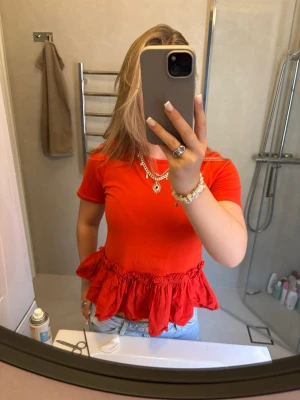 röd topp - helt oanvänd topp från H&M i fint skick!