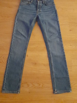 Nudie jeans Grim Tlm - Snygga blå Nudie jeans. Strl 28/30. Super fint skick knappt använda.