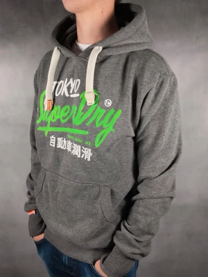 Superdry Hoodie  - Superdry Hoodie • Storlek: M • Skick: 9/10 – fint skick utan skavanker • Inkluderas: Endast Hoodie • Nypris: Ca 1200kr • Passform: Modellen på bilden är 180 cm lång, väger 65 kg •