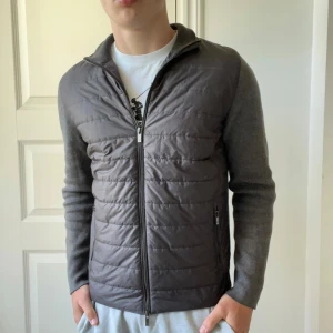 Massimo Dutti cardigan - Massimo dutti cardigan, Inga defekter, skick 10/10. Modellen är 180,75 kg och bär M. Mycket eftersökt cardigan och produceras ej längre!!!Kom med frågor!! Pris kan diskuteras vid snabb affär!