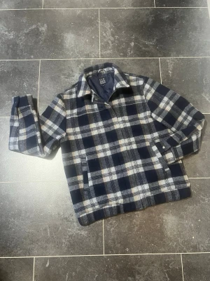 S.C.W. Fodrad Skjortjacka – Marinblå/Grå Rutig - Snygg och varm rutig skjortjacka (shacket) från Skill Casual Wear (Ullared). Jackan har ett stilrent mönster i marinblått och grått