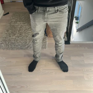 Levi's 511 jeans  - Hejsan! Säljer dessa super snygga och otroligt bekväma Levis jeans i ett mycket gott skick! Passar helt perfekt på mig som är 180cm och väger 67kg! Storleken är W30L32 i modellen 511. Endast använda Max 5 gånger! Matchar riktigt fint till tröjan jag har på mig som jag också säljer här på min Plick. Bara att höra av dig vid minsta intresse 😊 mvh DC 🔹