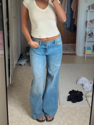 raka low waist jeans - Säljer ett par raka jeans med låg midja från zara. Köpte av en annan tjej men de var tyvärr för långa för mig som är 154cm. Tjejen på bilden är 168cm. De är i väldigt fint skick förutom att de är slitna längst ner