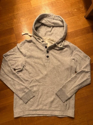 Sällsynt Abercrombie and Fitch hoodie - En riktigt fräsch hoodie från Abercrombie and Fitch i grå färg. Passar perfekt nu till sensommaren och hösten🤩 Inga defekter, superfint skick. I vintage/archive/laidback stil, passar perfekt till ett par feta jeansfades🙌Längd: 72 cm     Stl M men passar snarare som L.