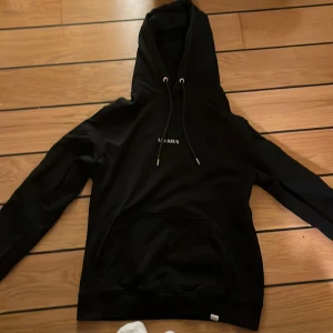 LES DEUX Hoodie - Säljer en sprillans nu hoodie i svart färg från märket LE DEUX. Nypris: 1119kr. Skriv om du har några frågor! Var inte rädd att höra av dig.