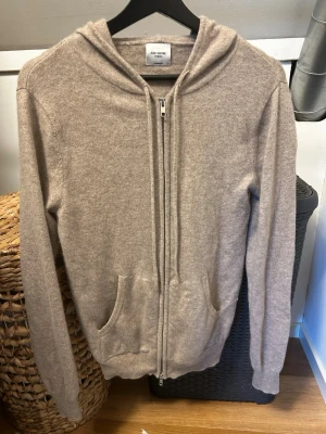 Beige hoodie i kashmir med dragkedja - 100% Kashmir full zip hoodie från John Henric. 