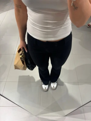 Bershka Kostymbyxor - Säljer de populära, fina bershka kostymbyxorna då de inte kommer till användning längre, storlek 36. Superfint skick och perfekta nu till skolstart 🍂