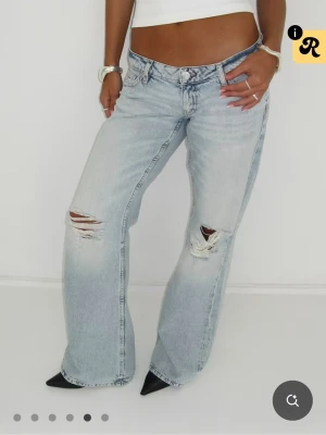 Ljusblå baggy jeans gina tricot  - Säljer dessa jättetrendiga baggy byxor från gina i strl xs. Helt nya, lapp kvar o allt!! Säljer för de va förkorta för mig. Slutsålda på hemsidan… Skriv till mig för egna bilder!!🤗💗