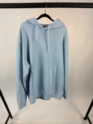 C.P. Company hoodie  - Säljer en ljusblå oversized hoodie med huva och dragsnören. Hoodien har en stor magficka och ribbade muddar vid ärmslut och nederkant. Perfekt för en avslappnad och chill stil.