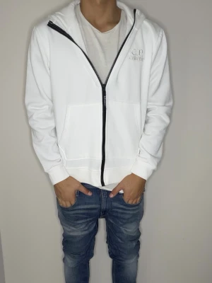 Cp company zip  - Säljer en cp company zip i storlek M men sitter som S. Hör av dig vid funderingar 🙌🌟