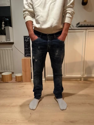 Dondup George  -  Dondup jeans george storlek 33 ny pris 4000 original slitningar från fabrik har mått vid midja och längd. Hör av dig vid frågor 
