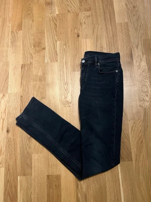 Acne Jeans - Storlek 30/34 - Acne Studios jeans för män. Passformen är straight/regular fit. Plagget är nyskick, inga skador/slitage. Storlek Waist 30 / Lenght 34. Hör av dig vid intresse/frågor. PRIS KAN DISKUTERAS!