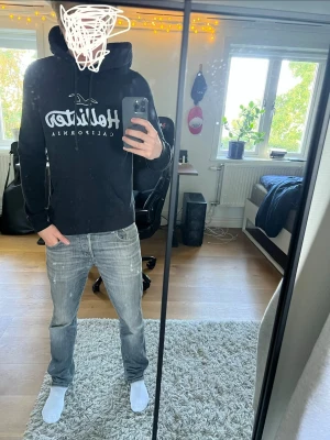 Hollister Hoodie - Säljer en Holliser hoodie i storlek S | Slimfit | Inga defekter | Skriv gärna vid frågor eller funderingar |🙌🙌🙌