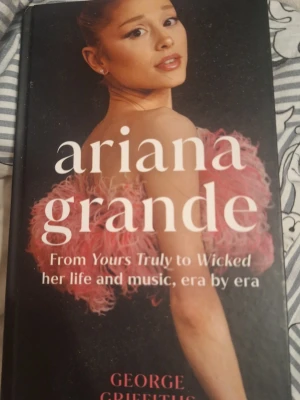 Ariana grande bok.  - Säljer en ariana grande bok. OBS!!! ENDAST SWISH!!!