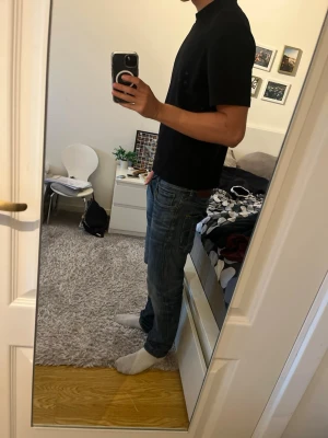 Svart basic t-shirt  - Tja, säljer en snygg svart t-shirt från Zara. Storlek S och i toppen skick. Skriv till mig vid minsta fundering. Mvh Marius