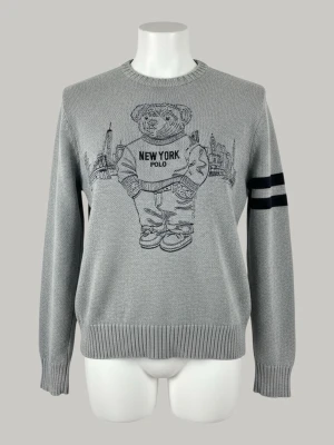 Ralph Lauren Teddy Bear Tröja - 📏 Storlek: 14–16 (sitter som S/XS) 🎨 Färg: Grå 🏷️ Märke: Ralph Lauren 👌 Skick: Mycket bra – inga defekter  📦 Skickas snabbt och välpackat! 💬 Skriv gärna vid frågor eller funderingar!