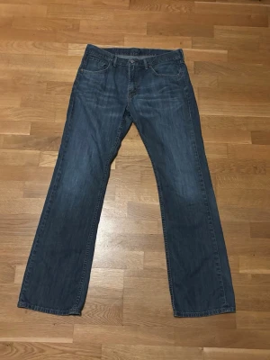 Levis 527 bootcut - Riktig fina jeans från levis i modellen 527 bootcut, storlek 34 34. Säljer för dom tyvärr inte passar mig hör av er om ni har frågor!