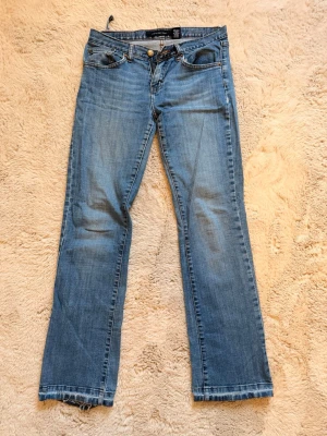 Blå bootcut jeans från Calvin Klein - Snygga blå bootcut jeans från Calvin Klein Jeans