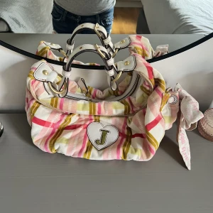 Vintage juicy couture väska - Superfin y2k väska! Köpte för ca 15 år sedan och säljs ej längre. Kan garantera äktheten då väskan köptes från JC egna hemsida !!💓💓