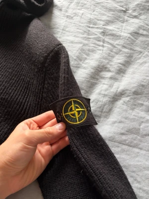 Stickad stone island cardigan - Stickad stone Island cardigan som är i ett bra skick. Strl S. Skriv vid frågor eller funderingar 