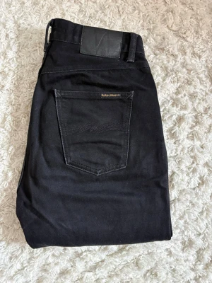 Nudie jeans  - Ett par svarta jeans från nudie i storlek 29/30 i mycket bra skick. Hör av er vid frågor 