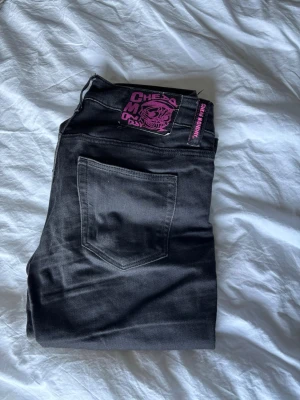 Svarta Cheap Monday jeans - Säljer ett par svarta jeans från Cheap Monday. Sitter jätte bra, bekvämt tyg. Är ett jätte litet hål vid låret som inte syns.