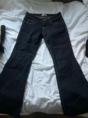 Mörkblå bootcut jeans gina  - Säljer dessa jeans från gina då de aldrig har kommit till användning. De är upplagda så de passar mig som 1,60