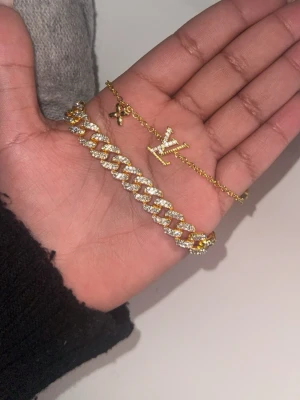 Armband - Säljer två smycken, ett armband och ett Louis Vuitton-armband. Jag säljer båda eftersom dom inte riktigt används! Den andra armbandet va för stort för mig. Lv armbandet är rostfritt 