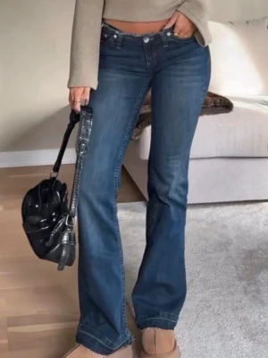 Lågmidjade jeans Nelly - Säljer dessa mörkblå lågmidjade jeans från Nelly. Storlek 34, passar 32 också. Endast använda fåtal gånger och i super fint skick. 380 kr + frakt! Vid fler frågor, etc skriv privat 🩷🙌🏼☀️🪩🫰🏼🙏🏼